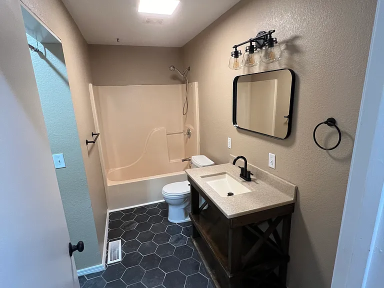 712 W Austin St #1 — Photo 11