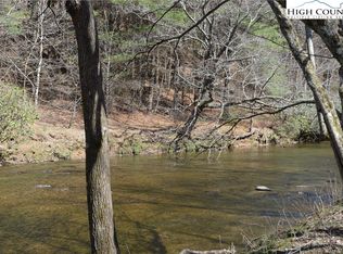 8 River Walk Dr, Sparta, NC 28675