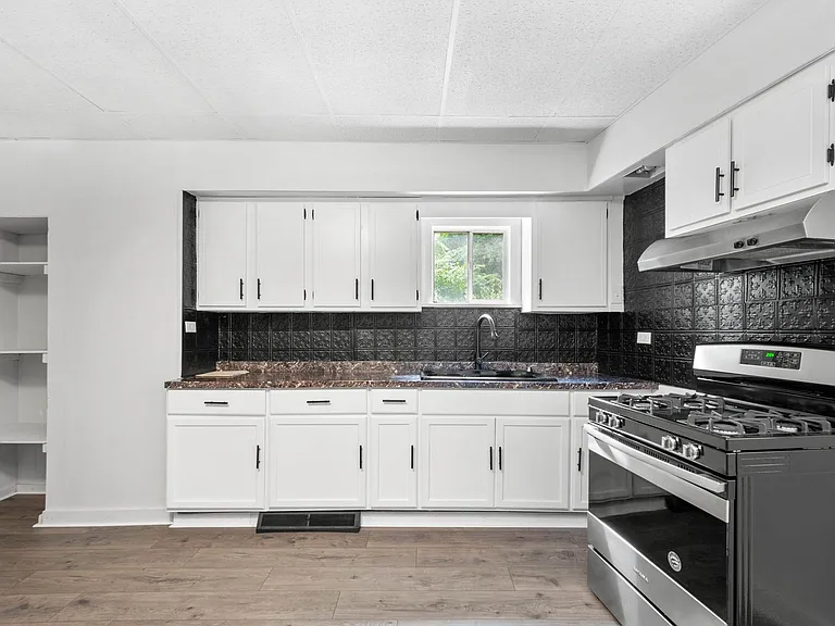 1304 Firth St — Photo 1