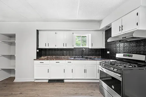 1304 Firth St Photo 1