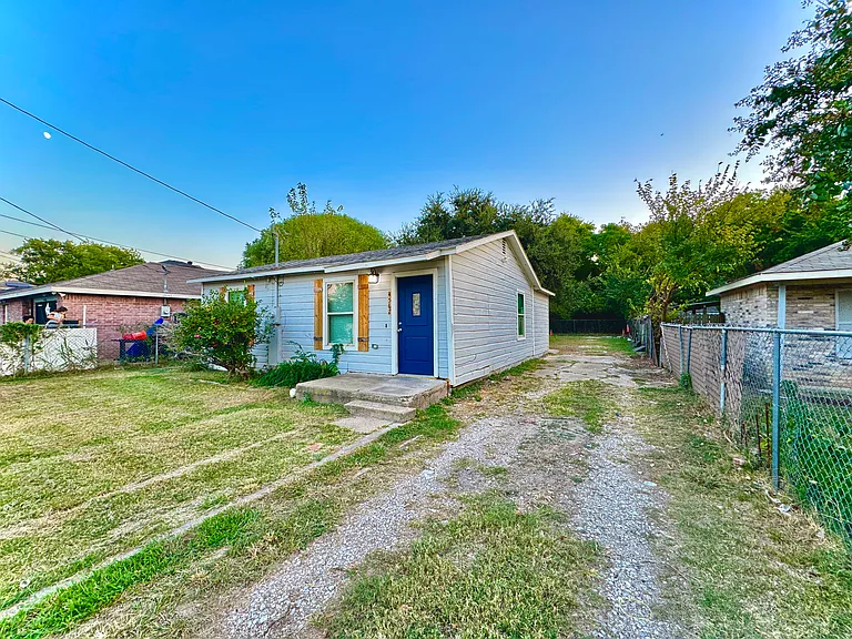 4562 Mexicana Rd — Photo 2