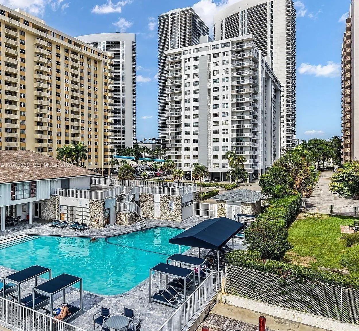 Plaza Towers South Condo — Photo 1