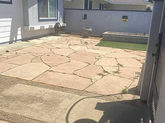 Enclosed and gated front courtyard. Perfect for dogs and kid to play