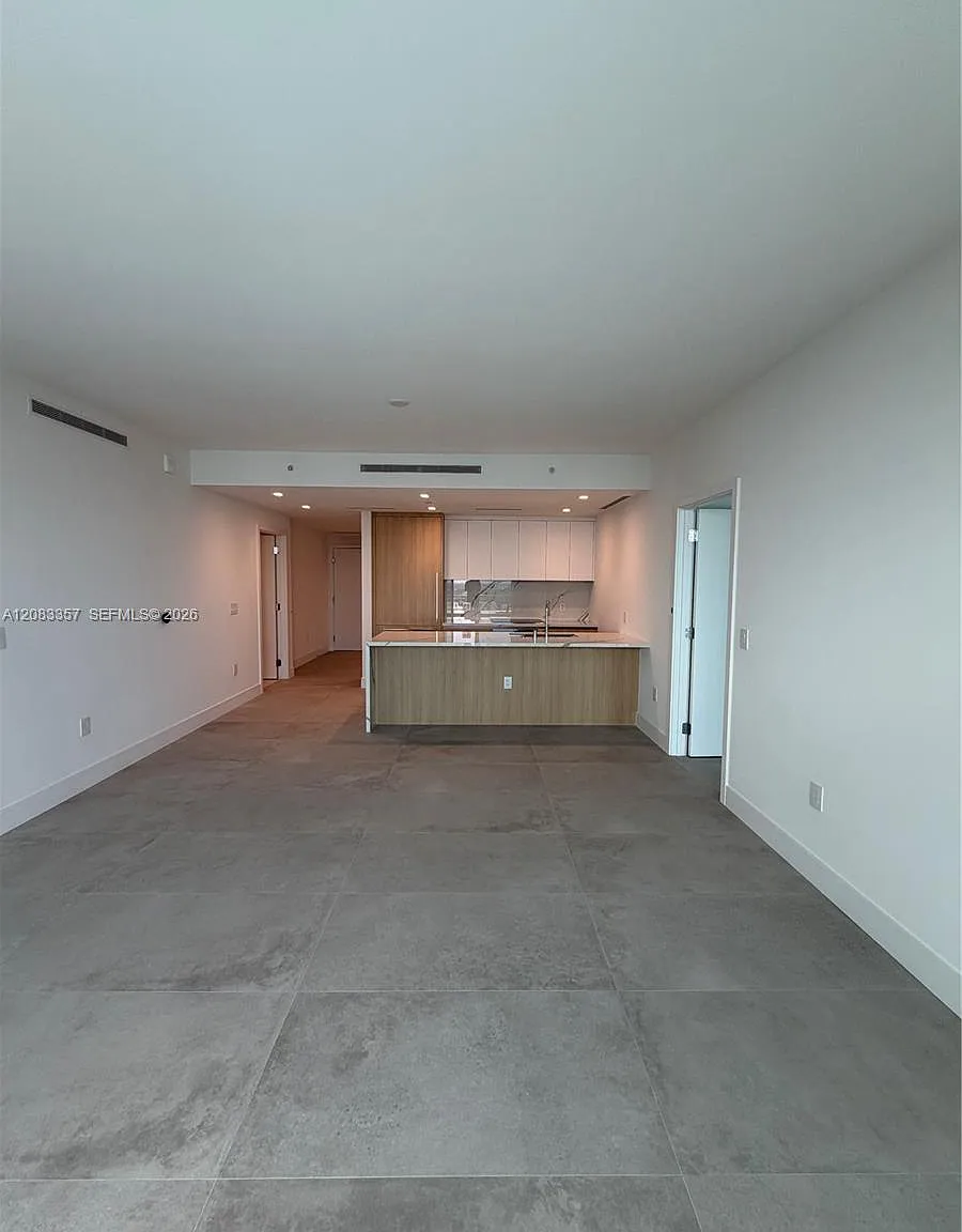 One Park Tower — Photo 1