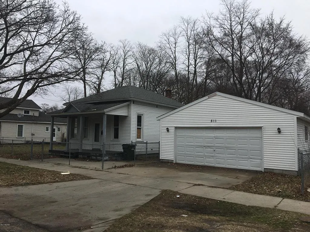 511 Houston Ave photo 1