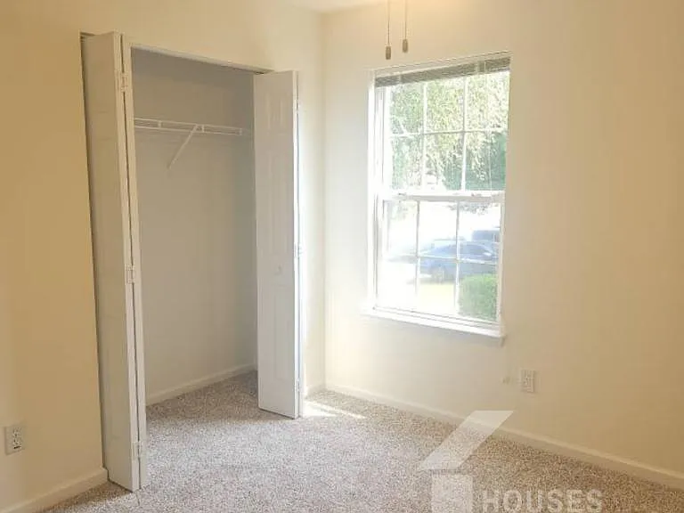 213 Worcester Ln — Photo 11