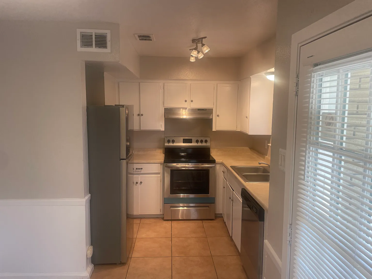 2 bed, 823 sqft, $1,340 — Photo 2