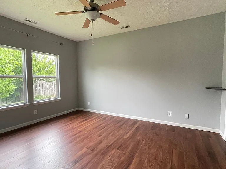 362 Chapelhill Dr — Photo 8