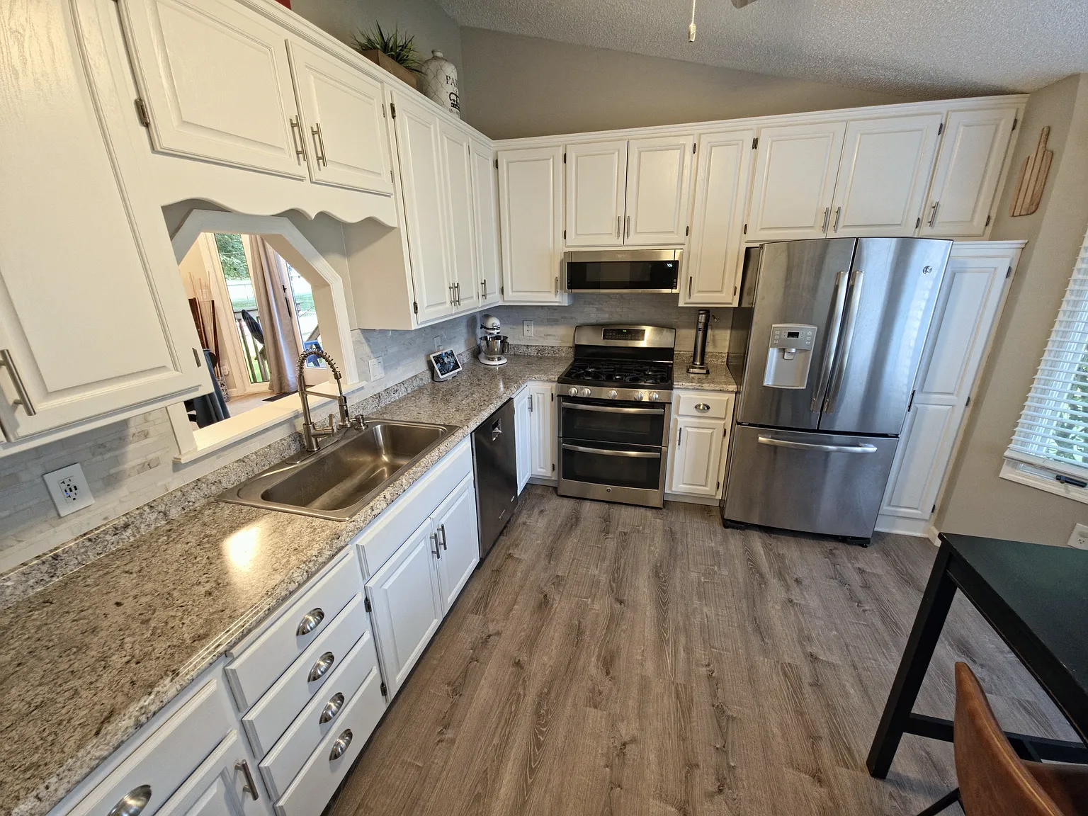 4 bed, 1942 sqft, $2,900 — Photo 3