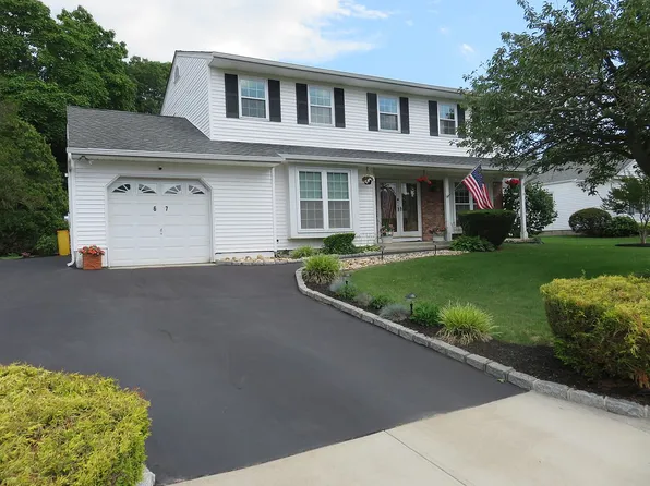 67 Imperial Dr, Selden, NY 11784