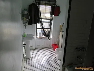 Rented by aptsandlofts.com