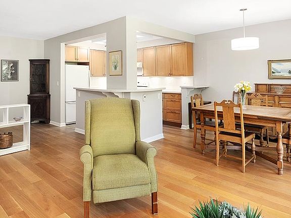 2nd image of 4101 Yew St #309