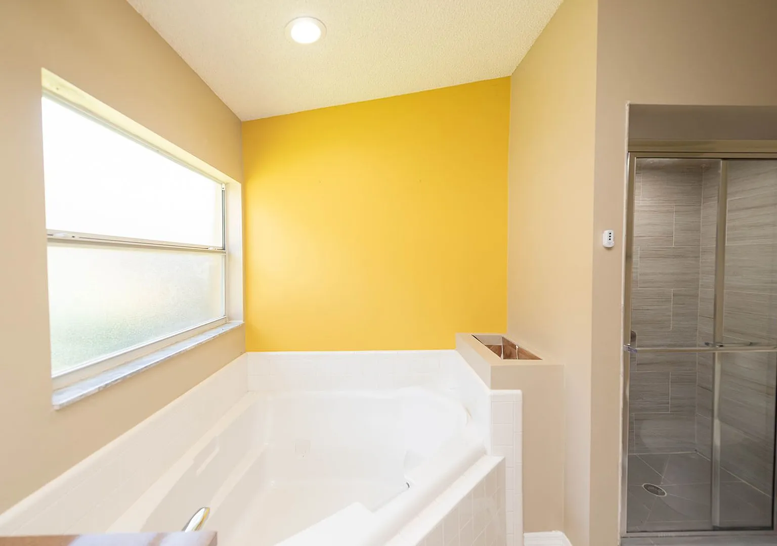 Welcome home to this cute and quaint 3-bedroom, 2-bath lakefront home featuring a desirable split... — Photo 4