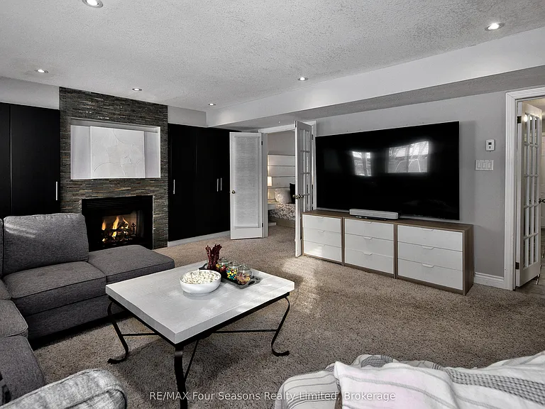 104 Lauries Ct — Photo 15