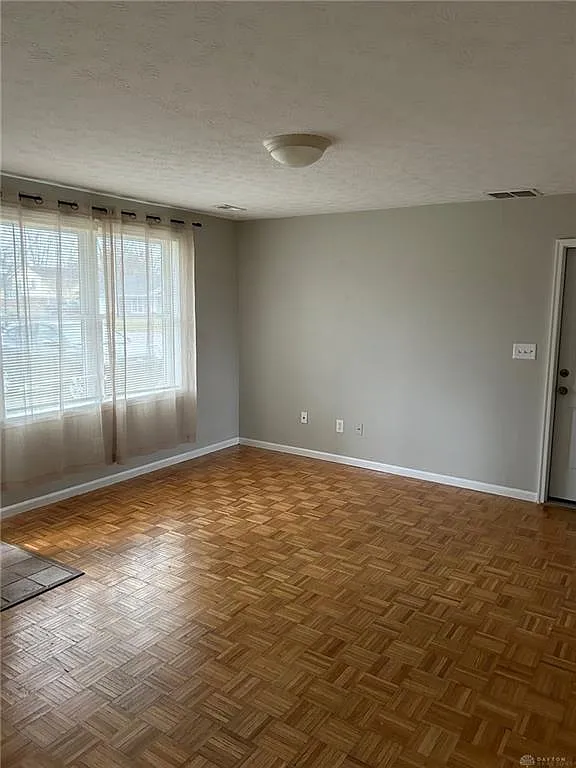 3 bed, 1.0 bath, 1293 sqft, $1,950 — Photo 2