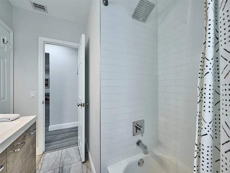 801 NE 15th St — Photo 24