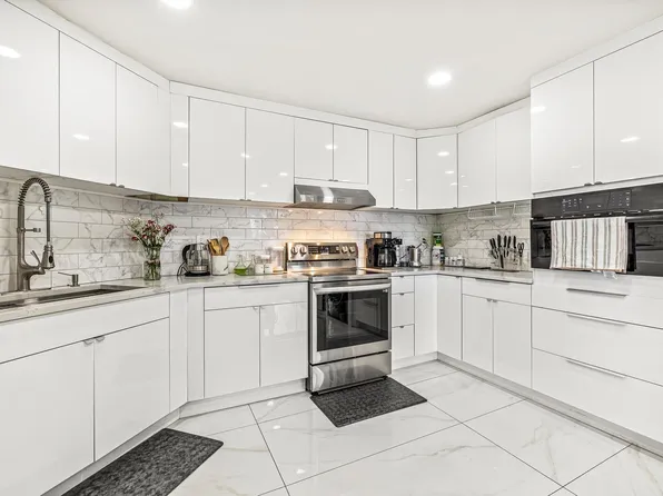 427 Harmon Cove Tower image 2 of 24