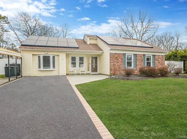 19 Goodwin Lane, Coram, NY 11727