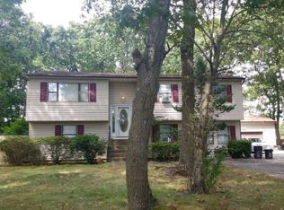 3 Silver Rd, Mastic Beach, NY 11951