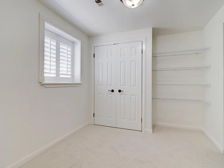Master changing/sitting area