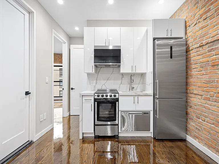 236 E 5th St #3C — Photo 6