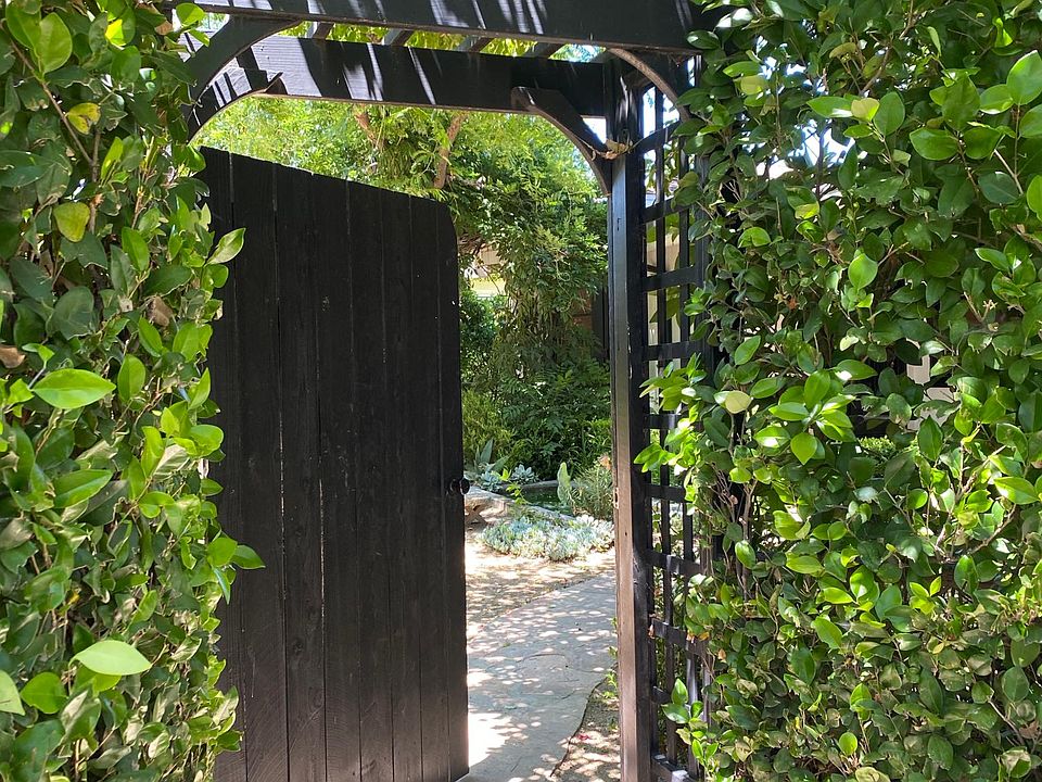 Private Hedged Property - Entry to front yard -