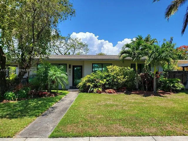 3 bed, 2.0 bath, 1644 sqft, $4,700 — Photo 1