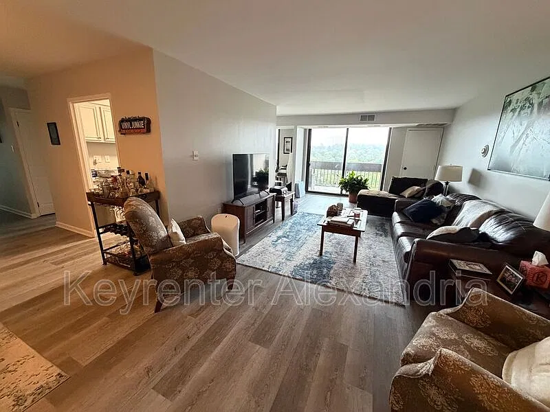 5300 Holmes Run Pkwy — Photo 4