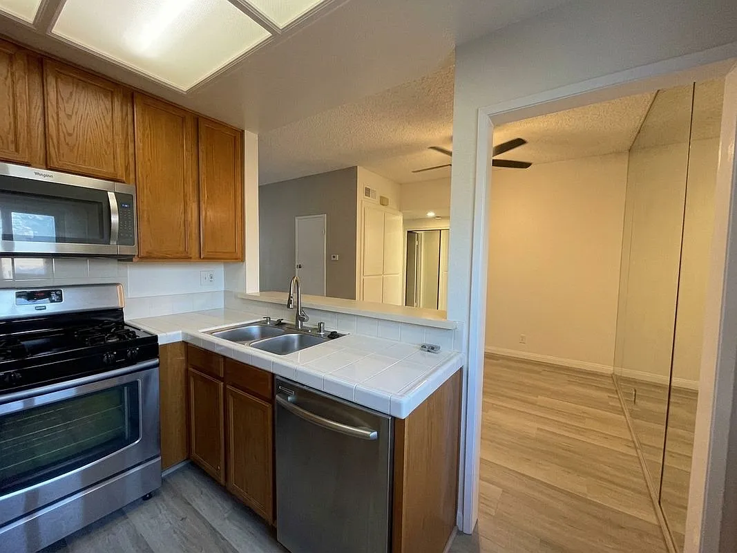 1 bed, 1.5 bath, 847 sqft, $3,500 — Photo 1