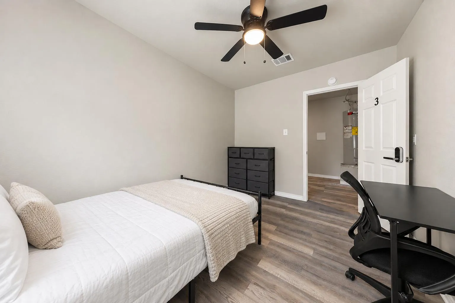 4 bed, 4.0 bath, 2282 sqft, $845 — Photo 2