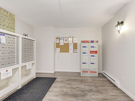 4th image of 135 Ziprick Rd #102