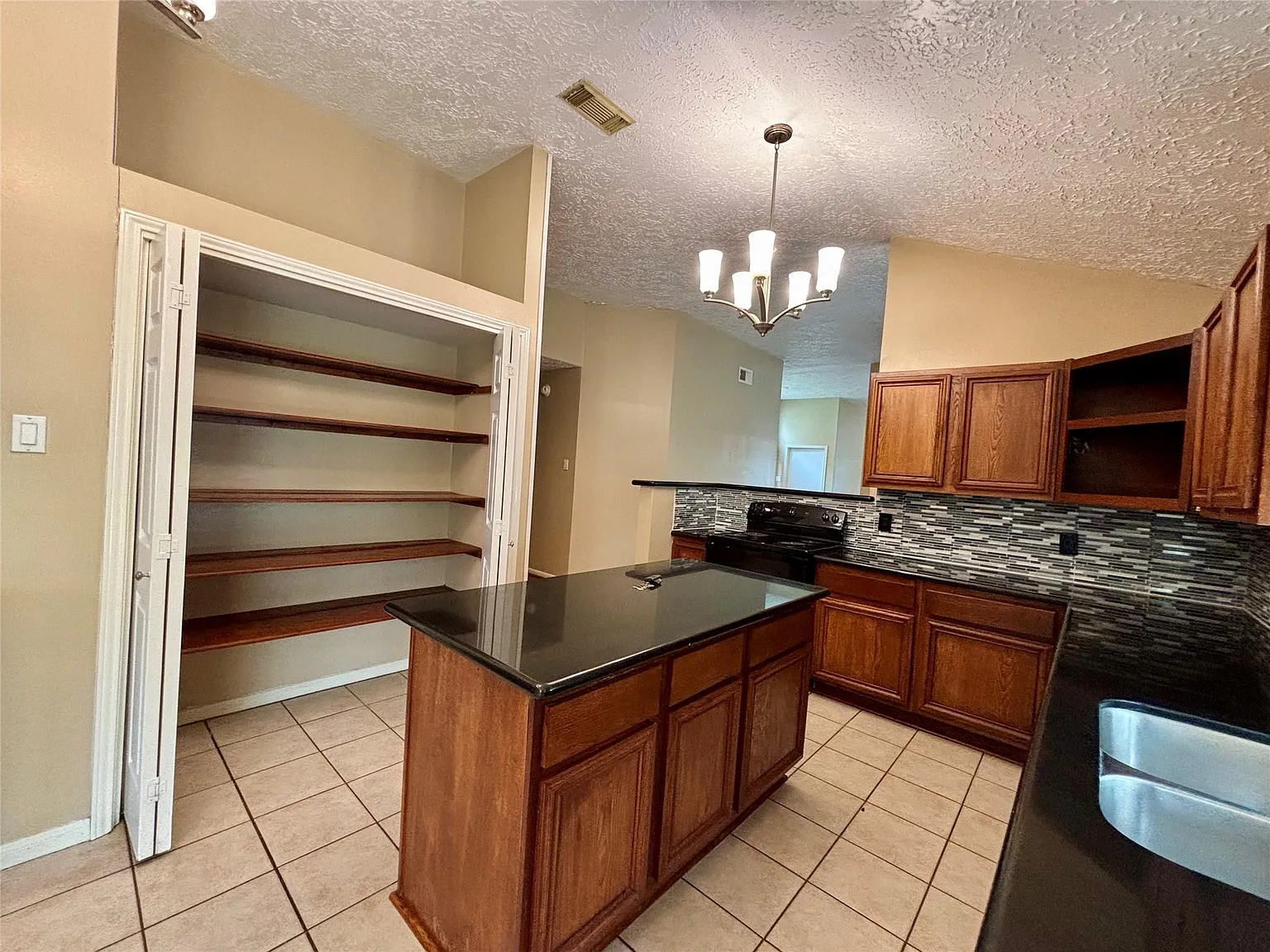 3 bed, 2.5 bath, 1920 sqft, $2,000 — Photo 3