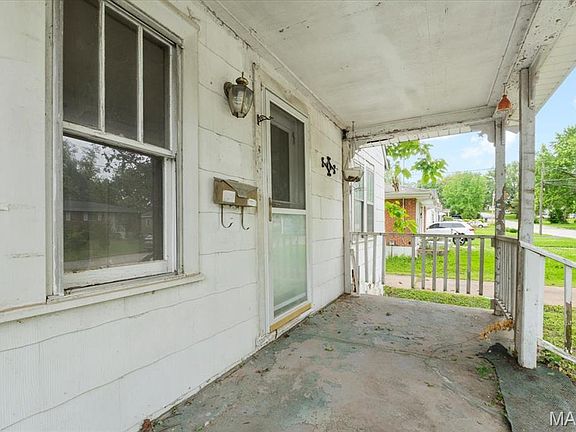 4th image of 3128 Airway Ave