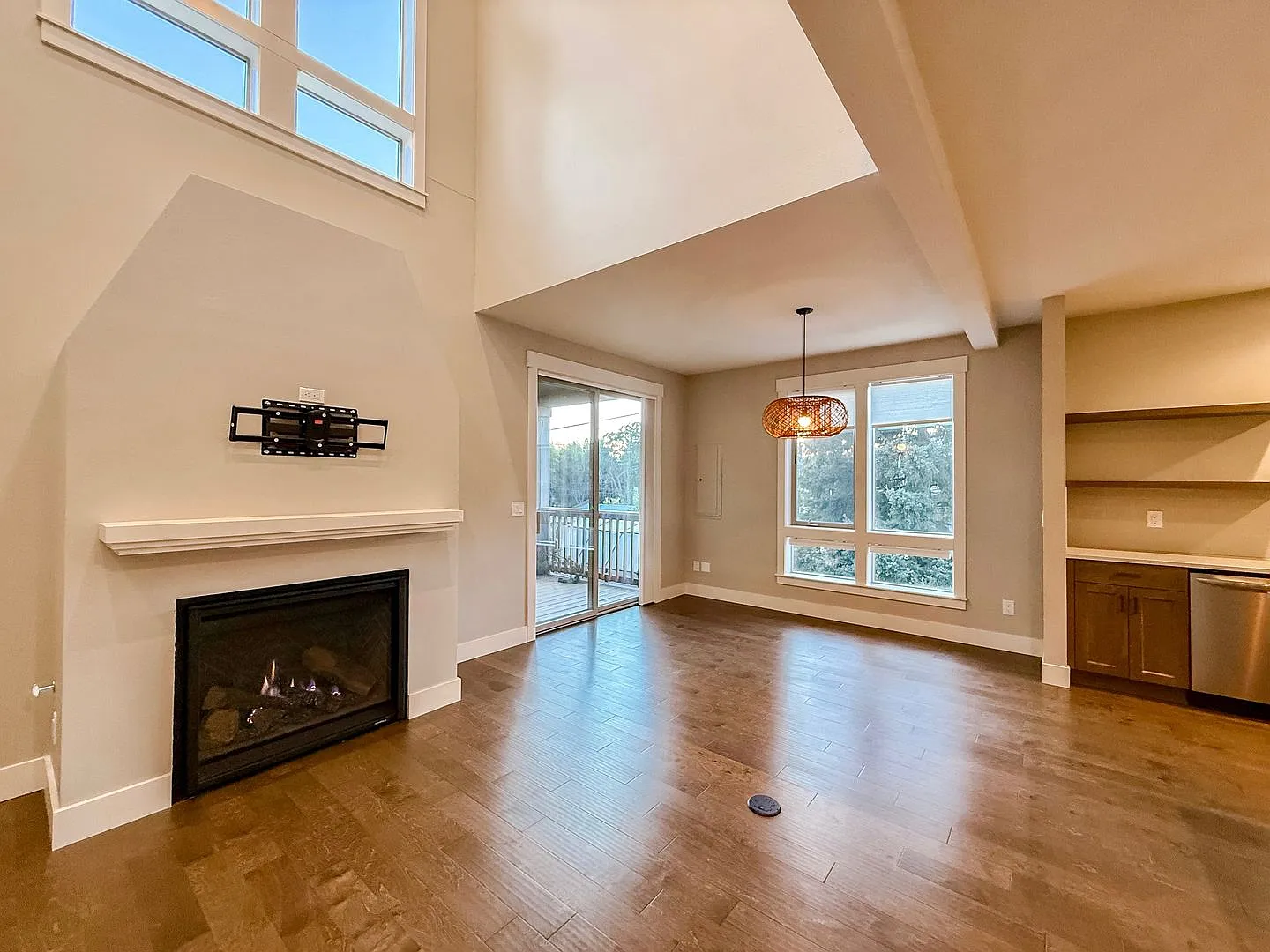 Modern 2-bedroom, 1.5-bath home in Bingen, WA — Photo 4