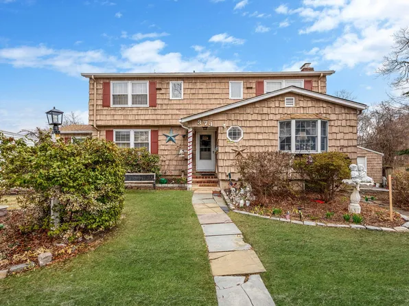 374 S 11th Street, Lindenhurst, NY 11757