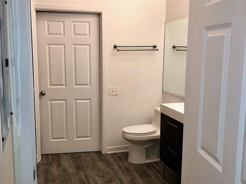2nd image of 1334 W Fillmore St #A