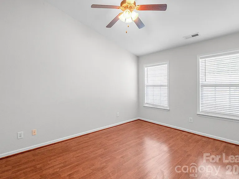 558 Calen Ln — Photo 21