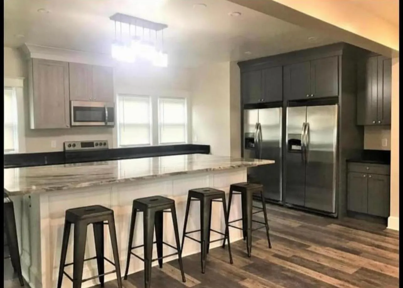3 bed, 2300 sqft, $2,700 — Photo 2