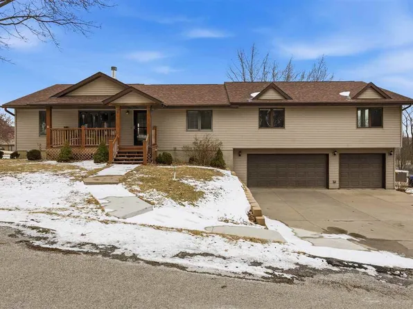 3438 Twin Lake View Dr NE, North Liberty, IA 52317