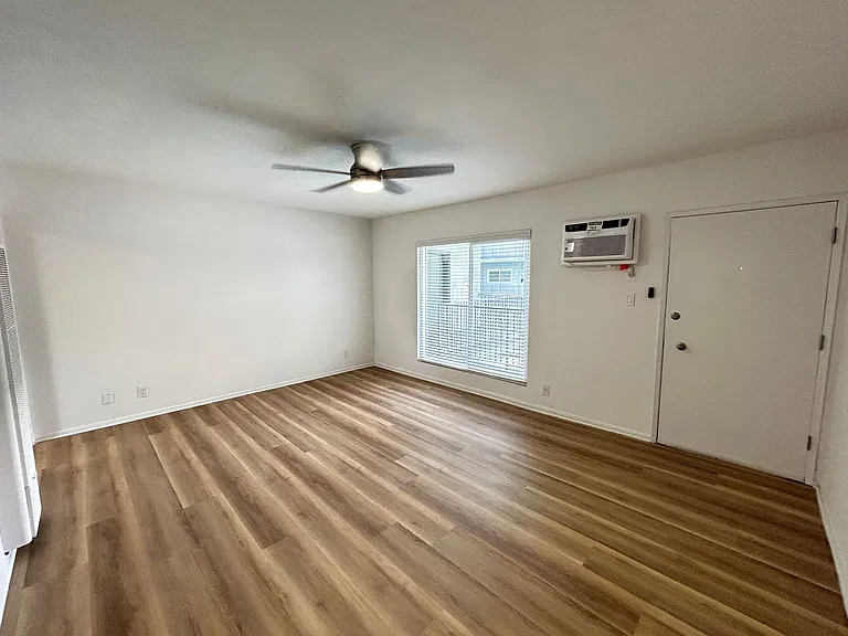 13860 Burbank Blvd — Photo 58
