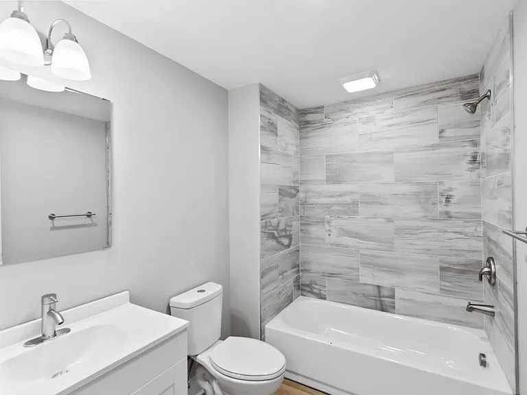2402 E 3rd St #B — Photo 8