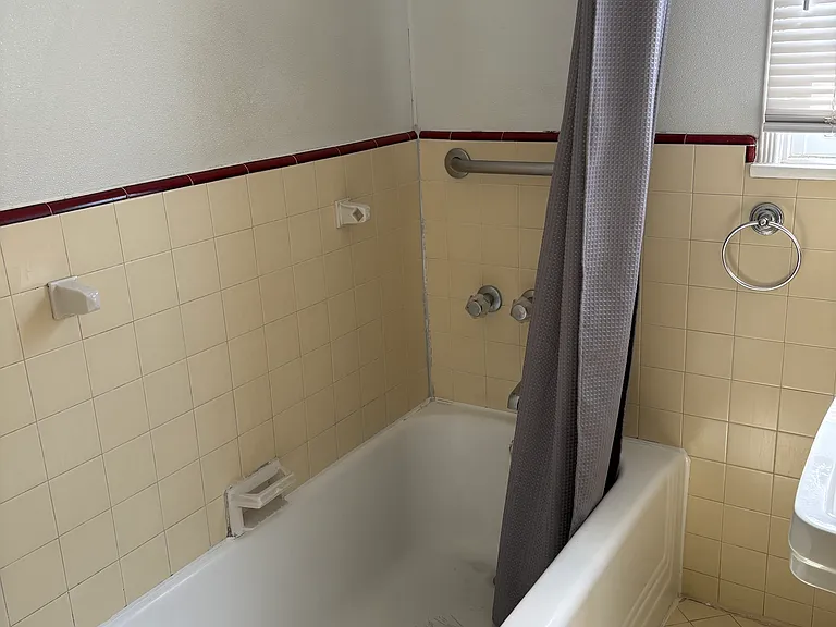 222 Avenue C — Photo 17