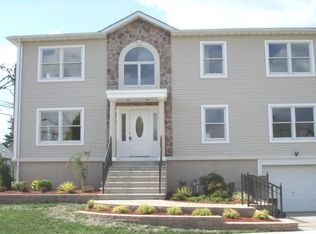 1021 Gillis Pl, Secaucus, NJ 07094