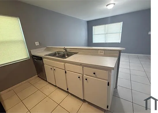 3 bed, 1014 sqft, $1,700 — Photo 1