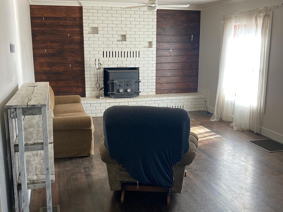 Livingroom with working fireplace.