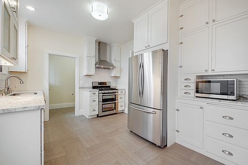 5th image of 668 Bay St