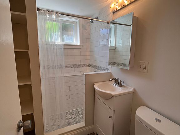 5th image of 193 Strathmore Rd APT 3