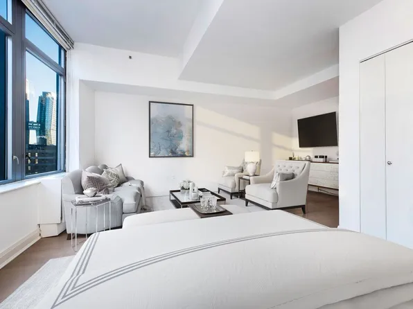 222 East 34th Street 1110 image 2 of 7