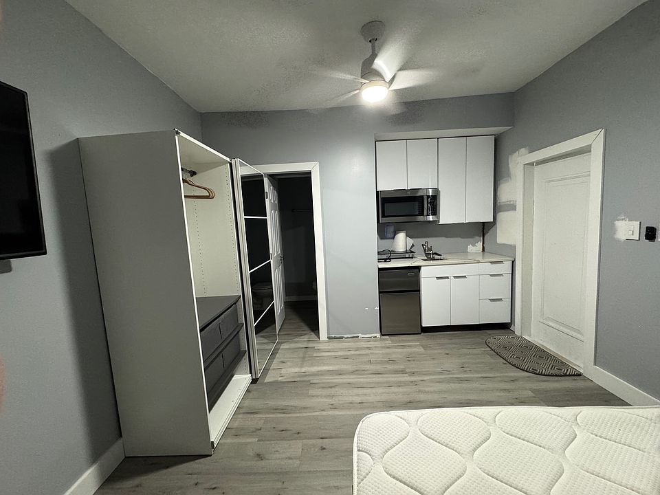Living space / kitchenette