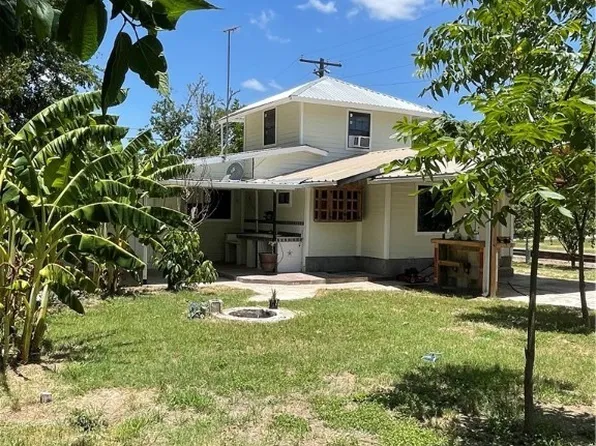 111 E Grand Ave, Yoakum, TX 77995